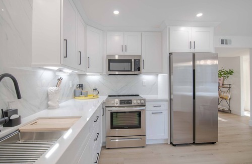 Lake Forest Condo | Luxe Mid Century Modern 2/BED *HIGHLY UPGRADED*
