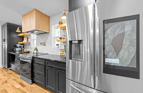 Northeast Raleigh House | Luxe MidCentury 3BR Home - SpaBath, WineBar, Chef’s Kitchen, KingBed, FencedYard