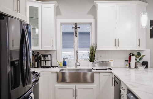 West Side Condo | Luxe, Modern, and Spacious Condo Near NYC