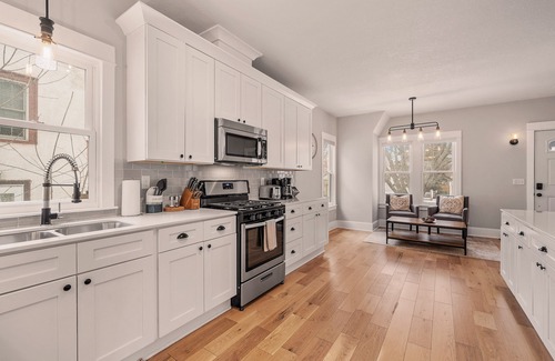 Macalester - Groveland House | ≪❈≫ Luxe Modern Farmhouse Retreat > St. Paul MN ~ Twin Cities <