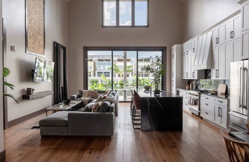 Faubourg Lafayette Hotel | Luxe Modern Home | Heated Pool & Spa