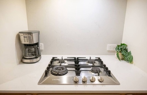 Doncaster Apartment | Luxe Modern I OPP Westfield I Pool I Gym I CarPark