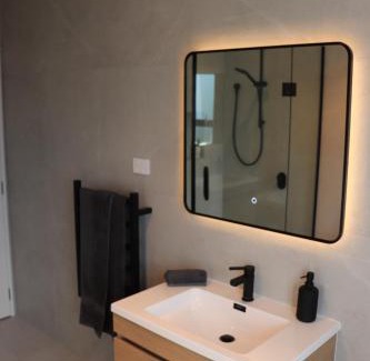 Mount Albert House | Luxe Modern Large Bedroom with Shared Kitchen and Amenities