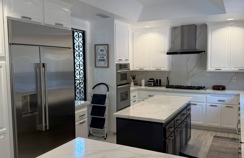 Santa Ana Heights House | Luxe Modern Retreat with Pool, Billard table & Gym - Perfect for Entertaining
