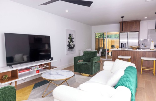 Windsor Park House | Luxe & Modern Retreat with Private Backyard Oasis