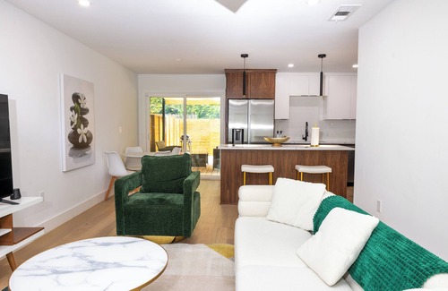 Windsor Park House | Luxe & Modern Retreat with Private Backyard Oasis