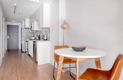 Mount Vernon Triangle Apartment | Luxe Mount Vernon Studio w/Pool, W/D & Gym, near Metro, by Blueground