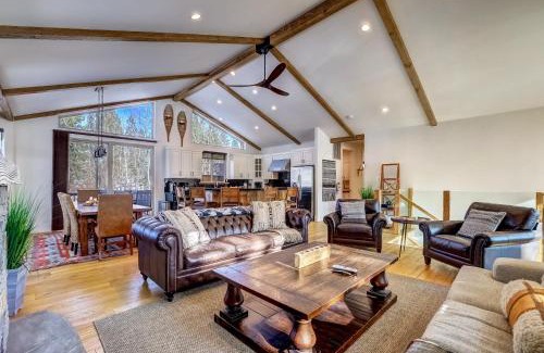 Mountain View Estates House | Luxe Mountain Chalet - Hot tub Man Cave Foosball Peloton