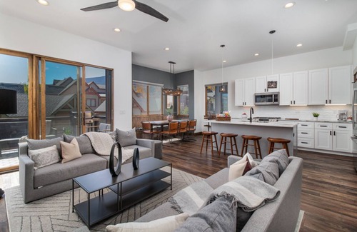 Frisco House | Luxe Mountain Townhouse Steps from Main St & Shuttle