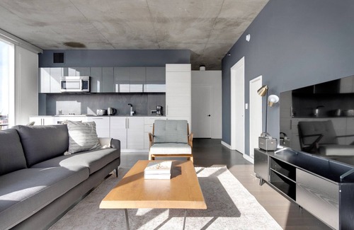 River North Apartment | Luxe Near North 2BR w/Roof & Gym, close to Red Line, by Blueground