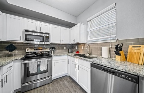 Fossil Creek Apartment | Luxe New 2BR 2BA Apartment in Haltom City with Style