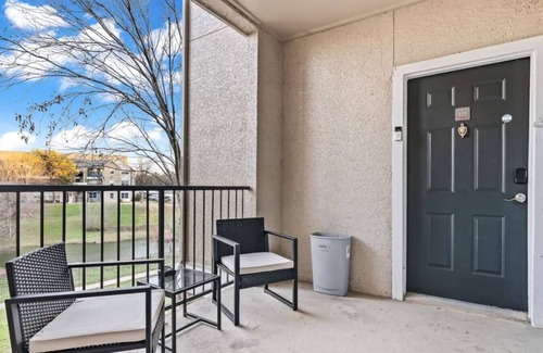 Fossil Creek Apartment | Luxe New 2BR 2BA Apartment in Haltom City with Style