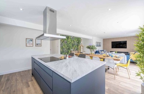 New Forest District Ski Chalet | Luxe Ocean +playroom +Seascape/sleeps 12