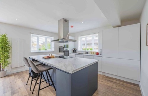 New Forest District Ski Chalet | Luxe Ocean +playroom +Seascape/sleeps 12