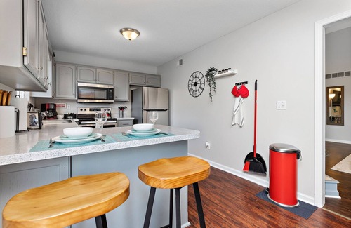 Raymore House | ⭐️ Luxe Paradise ⭐️ 3 King Beds ✅ Fast Wifi ✅ Free Parking