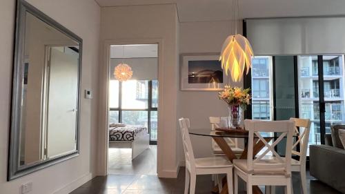 Macquarie Park Apartment | Luxe Park - 2B2B - 2min to Metroline 20min to CBD