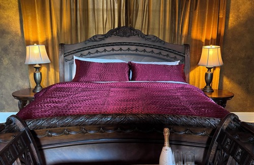 Lakeland Bed & Breakfast | Luxe Penthouse Suite at Opal Oaks Micro Resort
