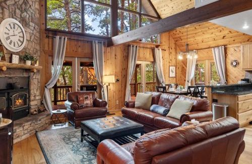 Munds Park House | Luxe Pinewood Escape Spacious Family Cabin for 10 with Firepit