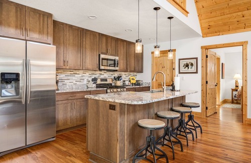 Pisgah Forest House | Luxe Pond-Front Cabin w/Fire Pit + Biltmore Pass | Pet-Friendly Escape
