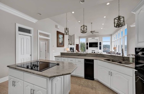 Arley House | Luxe Private Lakefront Getaway on Smith Lake!