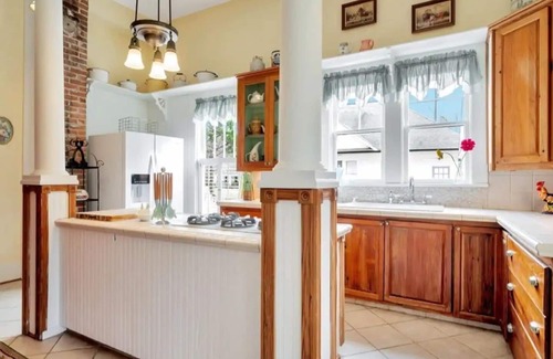 Hemphill House | Luxe Private Room in Historic Home Near Lake!