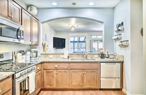 Vancouver House | Luxe Private Vancouver Getaway Near DT & Portland!
