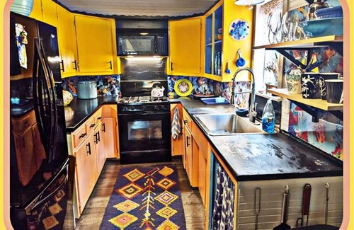 Somerville House | Luxe Quiet Artist Cabin in the Woods w/Park-Like only 2M from Lake Somerville