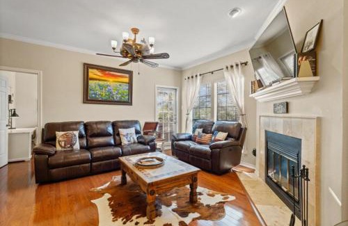 North University Apartment | Luxe Ranch Home 2BR2BA on UT, Perfect for Formula 1 & Football