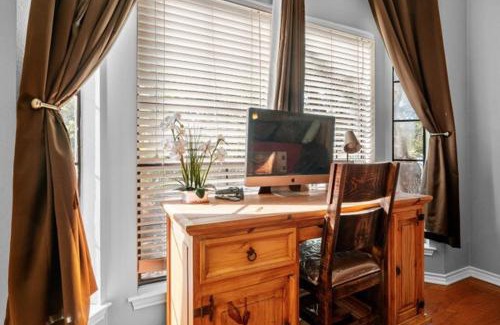 North University Apartment | Luxe Ranch Home 2BR2BA on UT, Perfect for Formula 1 & Football