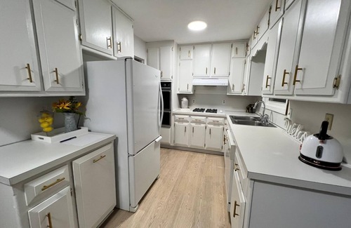 Lilburn House | Luxe relaxing 2 bedroom townhouse with parking