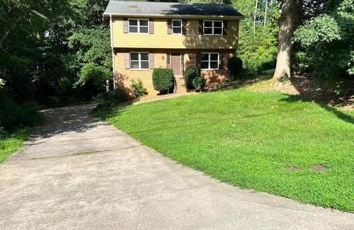 Lilburn House | Luxe relaxing 2 bedroom townhouse with parking