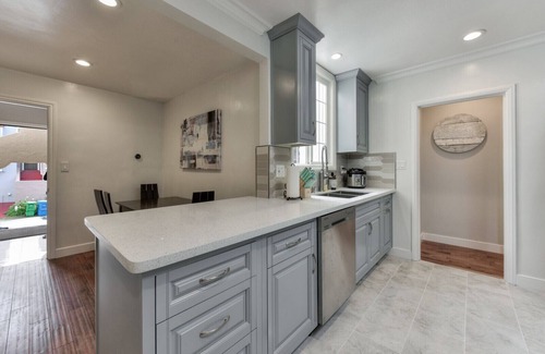 Outer Mission House | LUXE-Remodeled 2BR With City View in SF(Bart/muni)