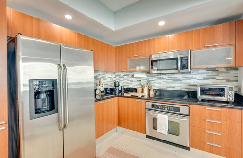 Kingston Condo | Luxe Resort Condo - 2 Mi to Daytona Beach!