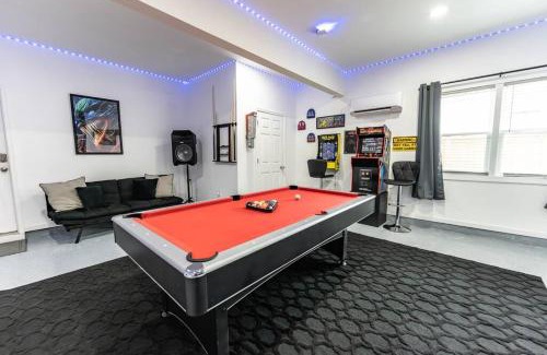 Cliftondale House | LUXE Retreat - Outdoor Oasis, Game Room, Fire Pit