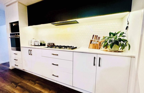 Rokeby House | Luxe Retreat with Spa - Near airport & CBD