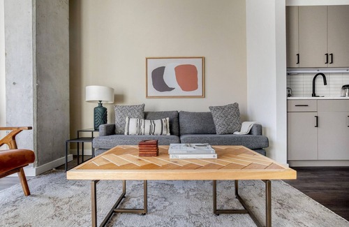River North Apartment | Luxe River North 1BR w/Pool & Fitness Area, 1 Block to L, by Blueground