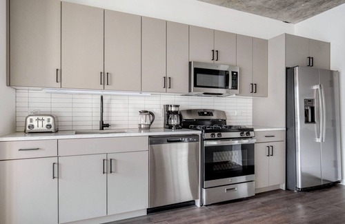 River North Apartment | Luxe River North 1BR w/Pool & Fitness Area, 1 Block to L, by Blueground