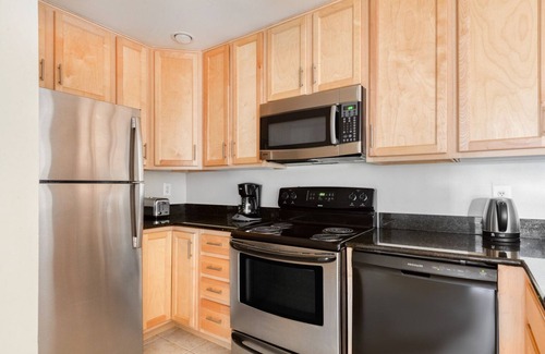 Rosslyn Apartment | Luxe Rosslyn 2BR w/W/D, Gym & Pool, 10 min walk to Metro, by Blueground