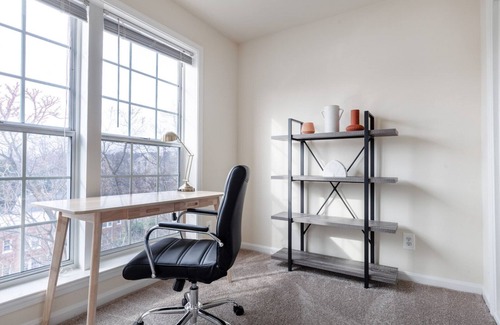 Rosslyn Apartment | Luxe Rosslyn 2BR w/W/D, Gym & Pool, 10 min walk to Metro, by Blueground