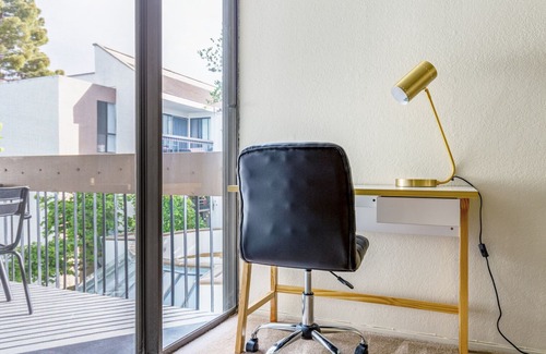 Central San Mateo Apartment | Luxe San Mateo 1BR w/W/D, Pool, near stores and Caltrain, by Blueground
