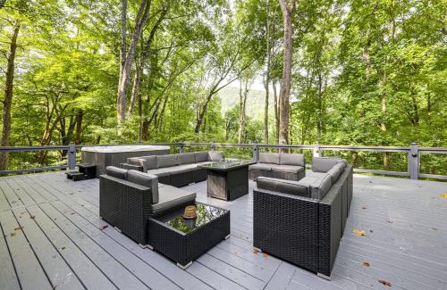 Ridgewood Estates House | Luxe Smoky Mountains Cabin with Hot Tub and Views!