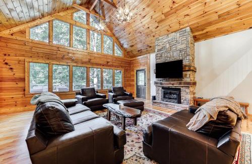 Ridgewood Estates House | Luxe Smoky Mountains Cabin with Hot Tub and Views!