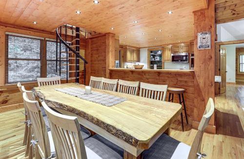 Ridgewood Estates House | Luxe Smoky Mountains Cabin with Hot Tub and Views!