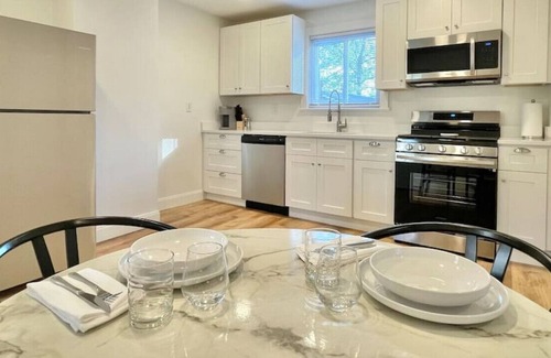 Green Tree House | Luxe South Hills Home ❈ Free Parking ❈ Central