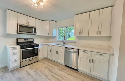 Green Tree House | Luxe South Hills Home ❈ Central ❈ Free Parking