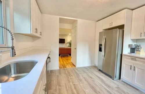 Green Tree House | Luxe South Hills Home ❈ Central ❈ Free Parking