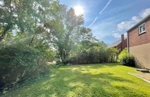 Green Tree House | Luxe South Hills Home ❈ Central ❈ Free Parking