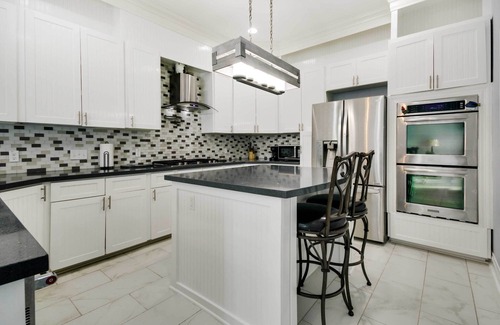 Briarforest House | Luxe Southwest Houston Home w/Balconies & Patio!