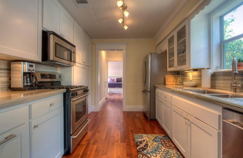 East Cesar Chavez House | Luxe Spa Gem of East Austin! Walk Downtown, Rainey St & E. 6th St.