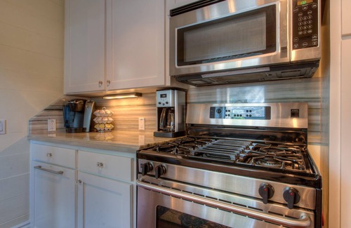 East Cesar Chavez House | Luxe Spa Gem of East Austin! Walk Downtown, Rainey St & E. 6th St.
